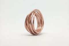Anillo elaborado en hilo de cobre