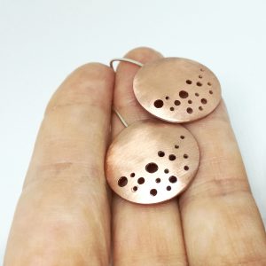 Pendientes de cobre y plata con diseño geométrico