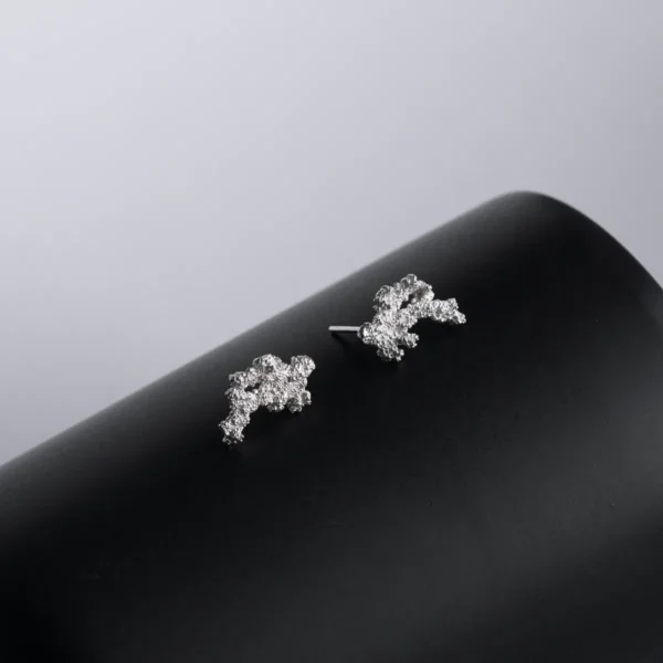 Pendientes orgánicos de plata de ley. Diseño contemporáneo