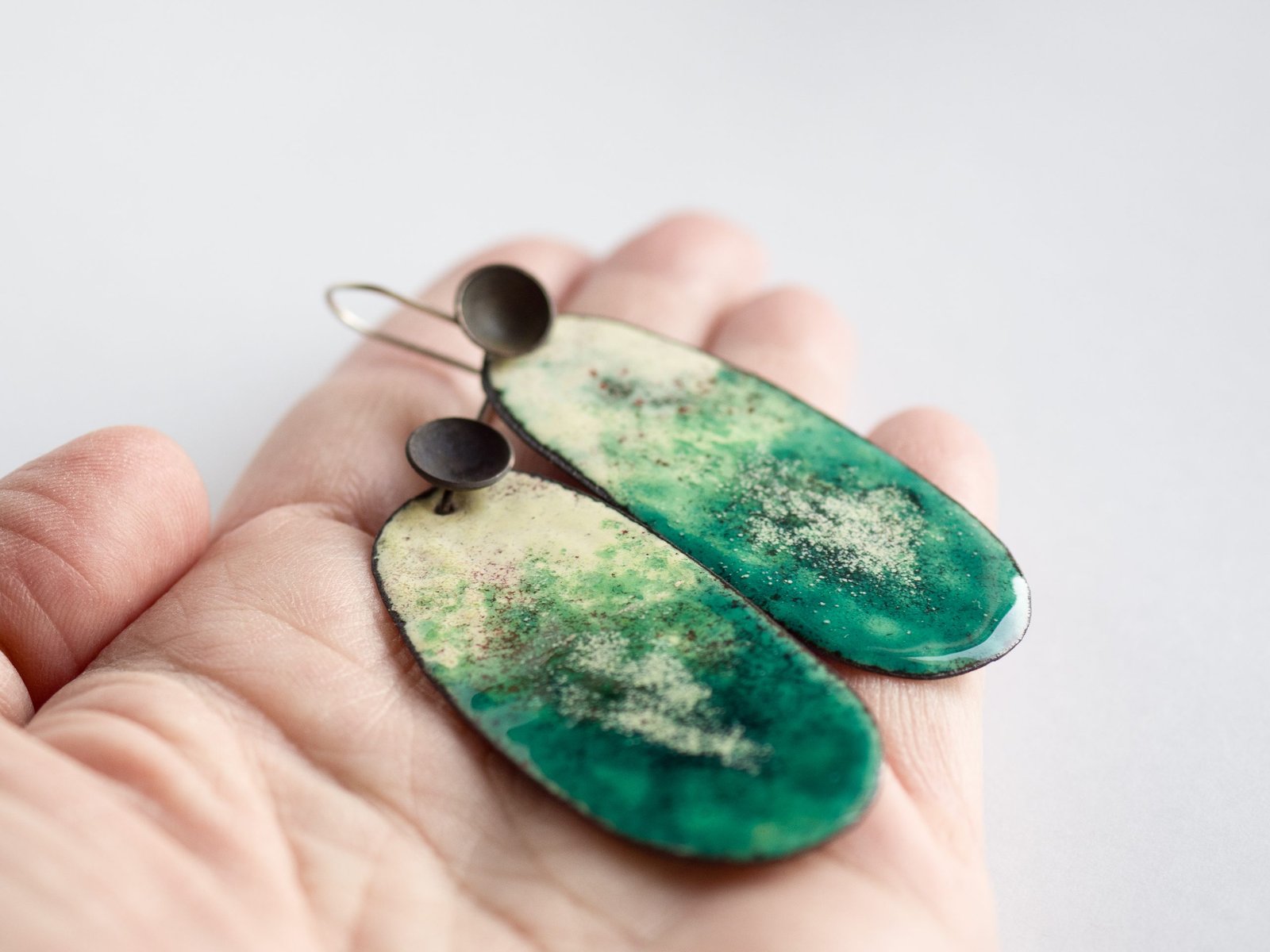 Pendientes esmaltados al fuego en cobre.