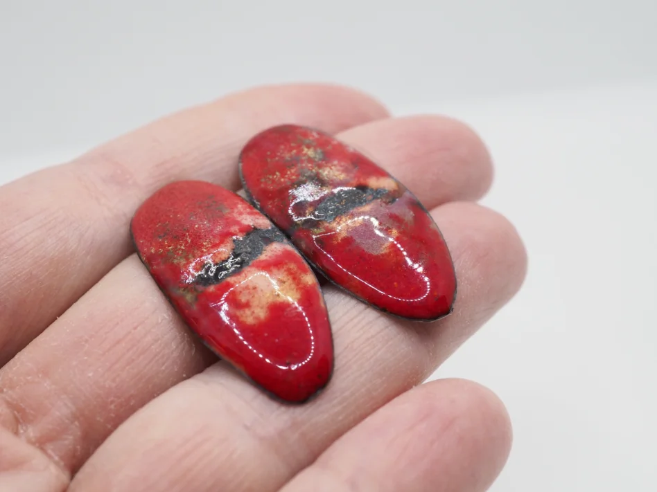Óvalos rojos esmaltados