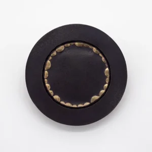 Broche contemporaneo en latón y plata