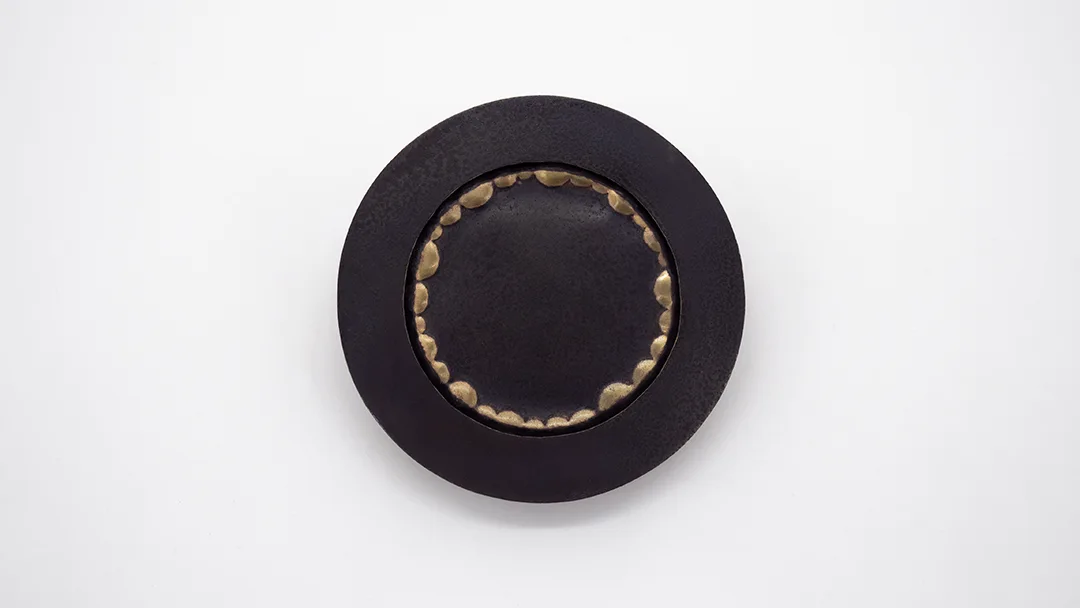 Broche contemporaneo en latón y plata