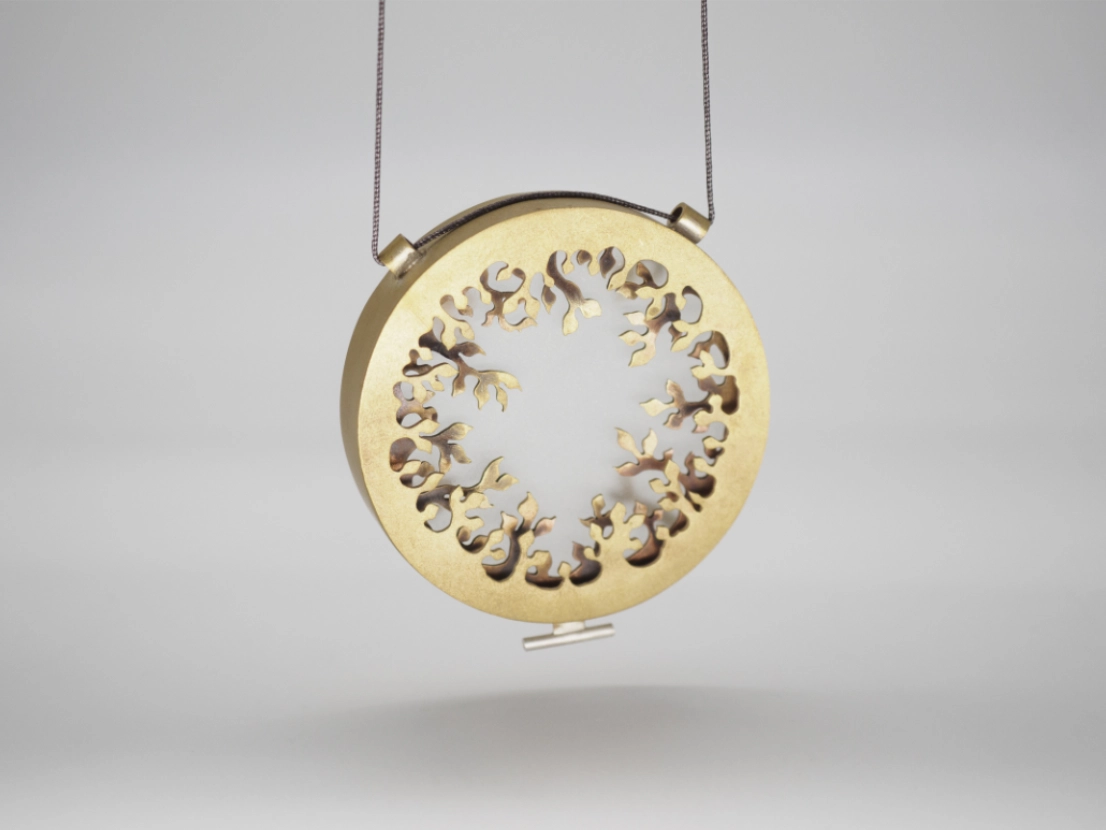 Broche contemporaneo de latón y cristal.