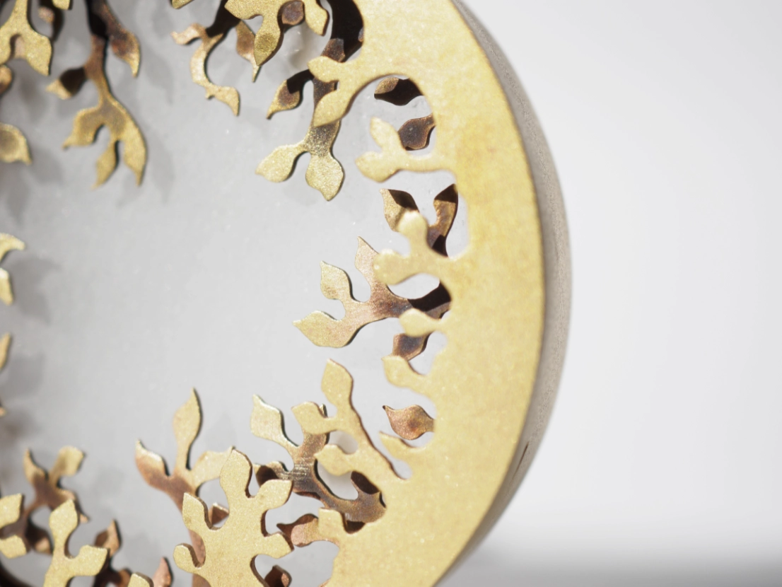 Broche contemporaneo de latón y cristal.