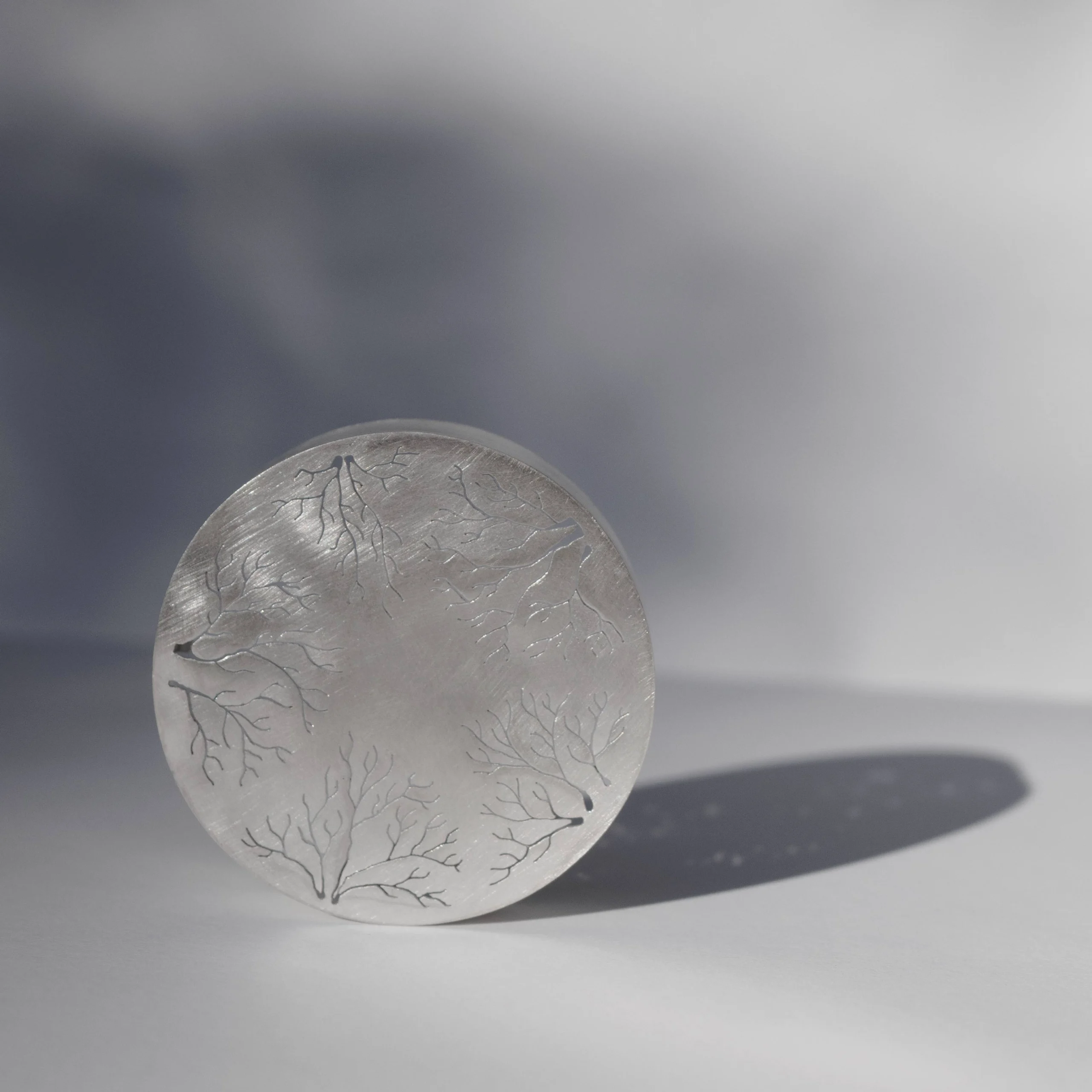 Broche contemporaneo realizado en plata de ley. Motivo orgánico