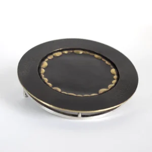 Broche contemporaneo en latón y plata